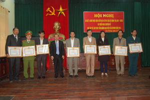 Đồng chí Bùi Đức Hinh, TUV, Bí thư Huyện uỷ Cao Phong trao giấy khen cho các tập thể có nhiều thành tích sau 3 năm thực hiện Chỉ thị 03.

